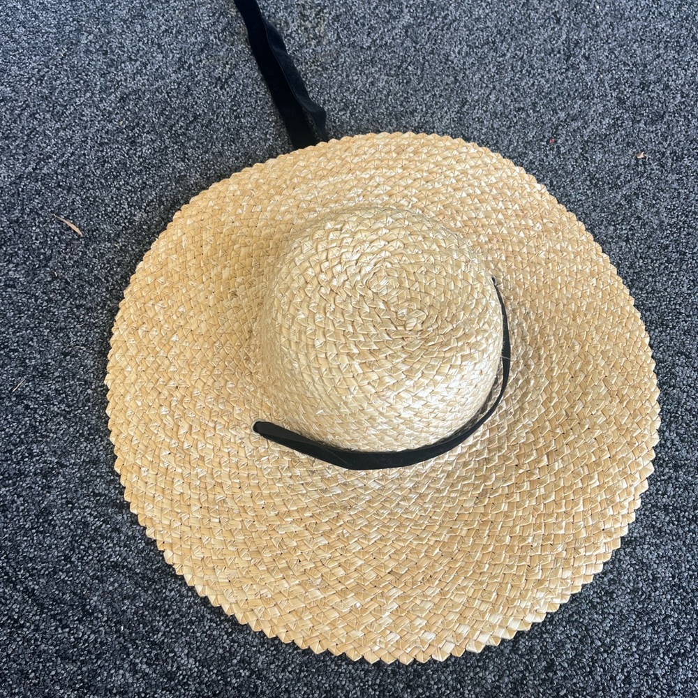 Lack of color straw hat